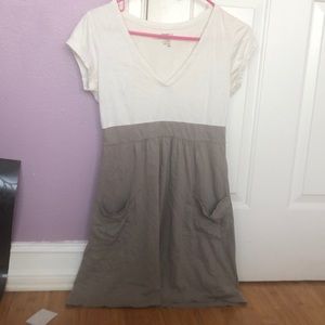 White and Gray Mini Dress with V-neck and Pockets